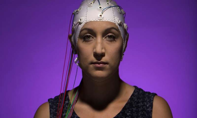 Esta mujer lleva un casco EEG. Crédito: Jonathan Cohen / Universidad de Binghamton